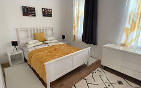 Stilvolle Wohnung Mit Terrasse/Garten